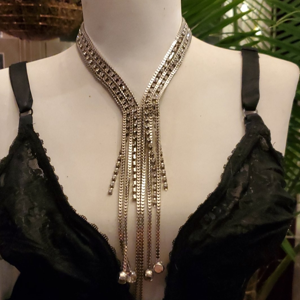 Dangle showstopper silver necklace with rhinestone